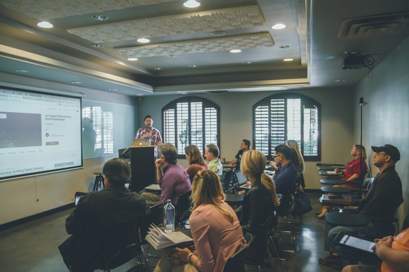 Docente e telecamere durante la registrazione di una masterclass