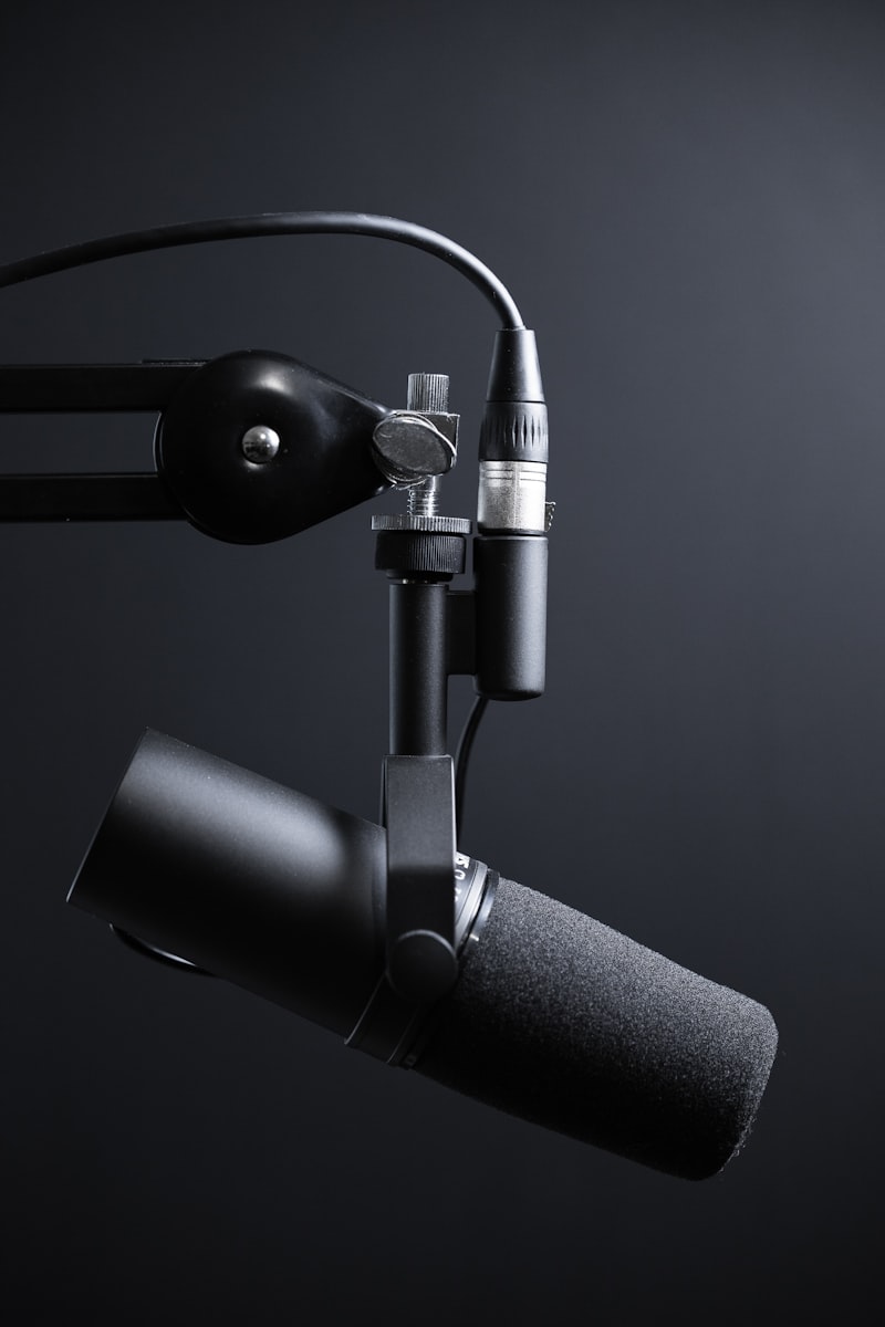 Studio podcast professionale con microfoni e mixer audio